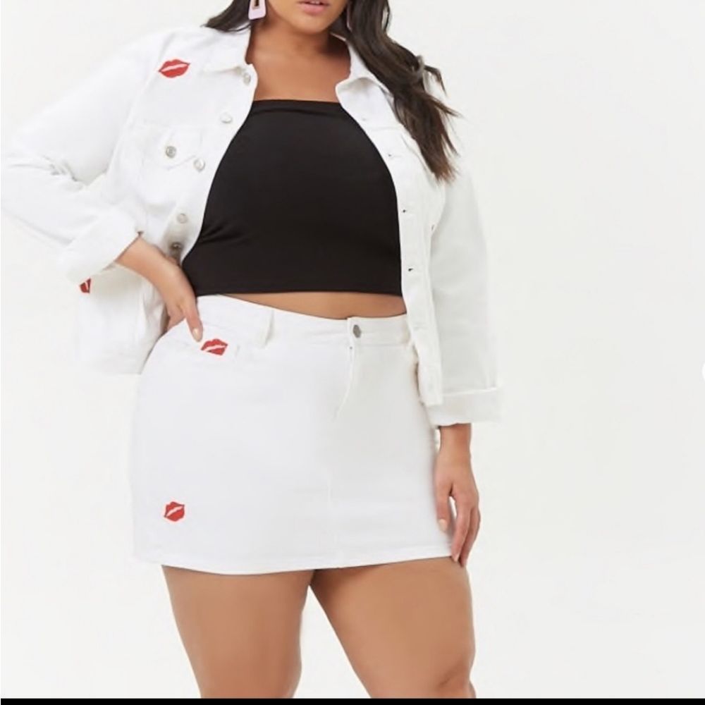 Fun white jean mini skirt with red lips size 3X, New With Tags!